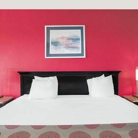 Ramada By Wyndham Edgewood Hotel & Conference Center Buitenkant foto