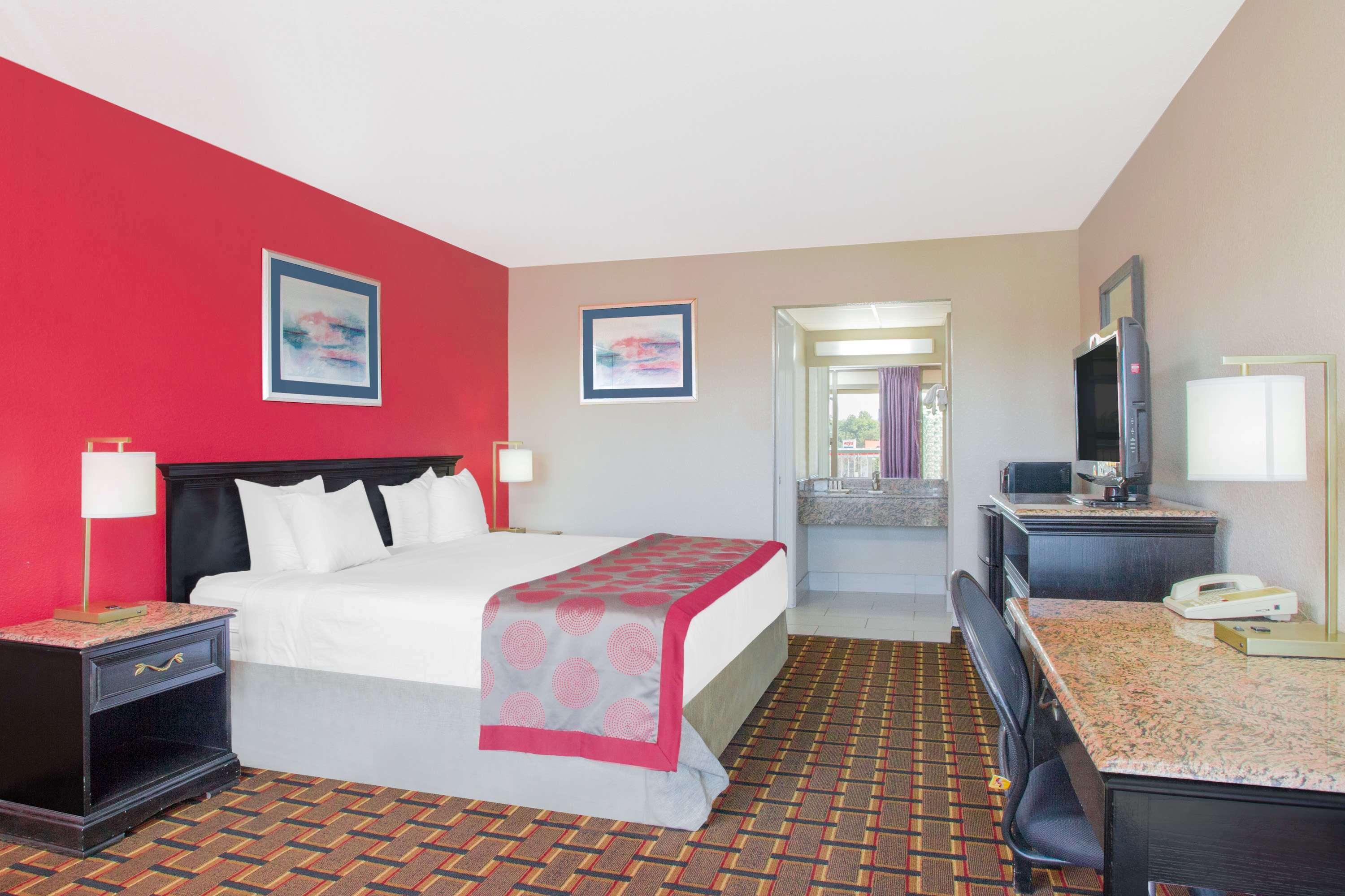 Ramada By Wyndham Edgewood Hotel & Conference Center Buitenkant foto