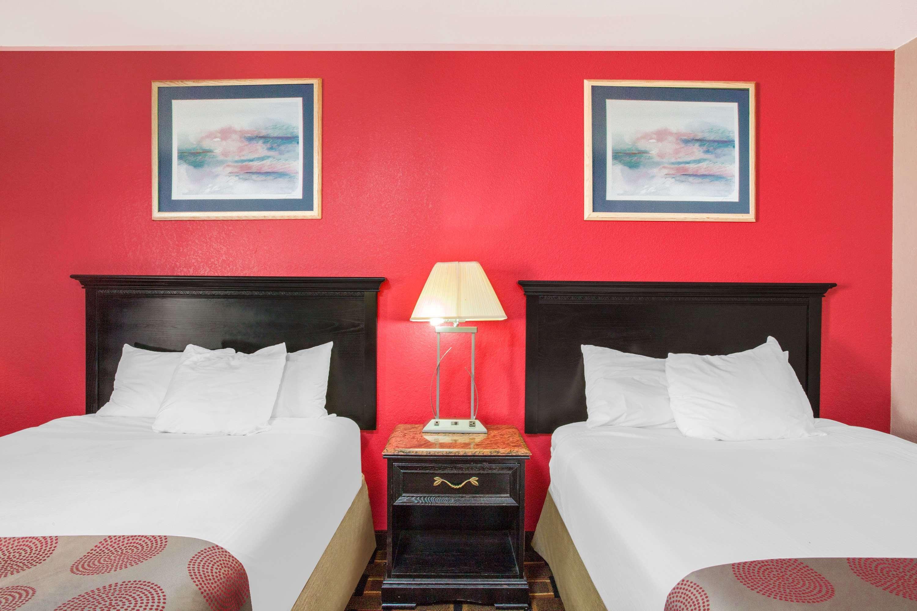 Ramada By Wyndham Edgewood Hotel & Conference Center Buitenkant foto