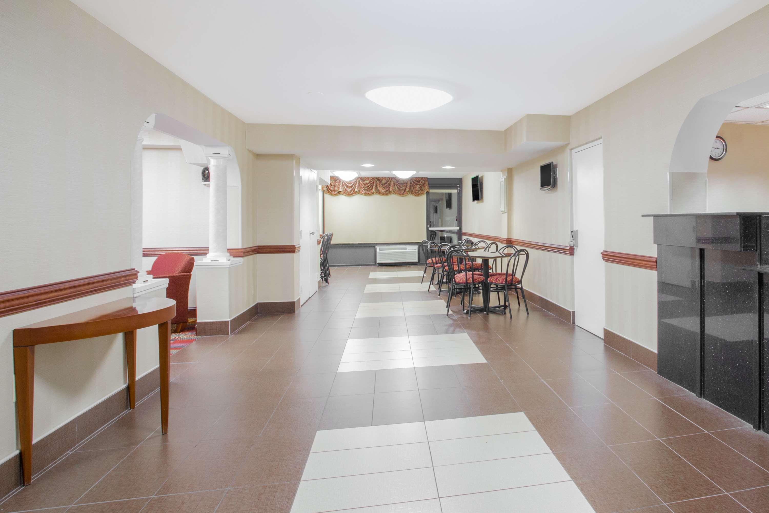 Ramada By Wyndham Edgewood Hotel & Conference Center Buitenkant foto