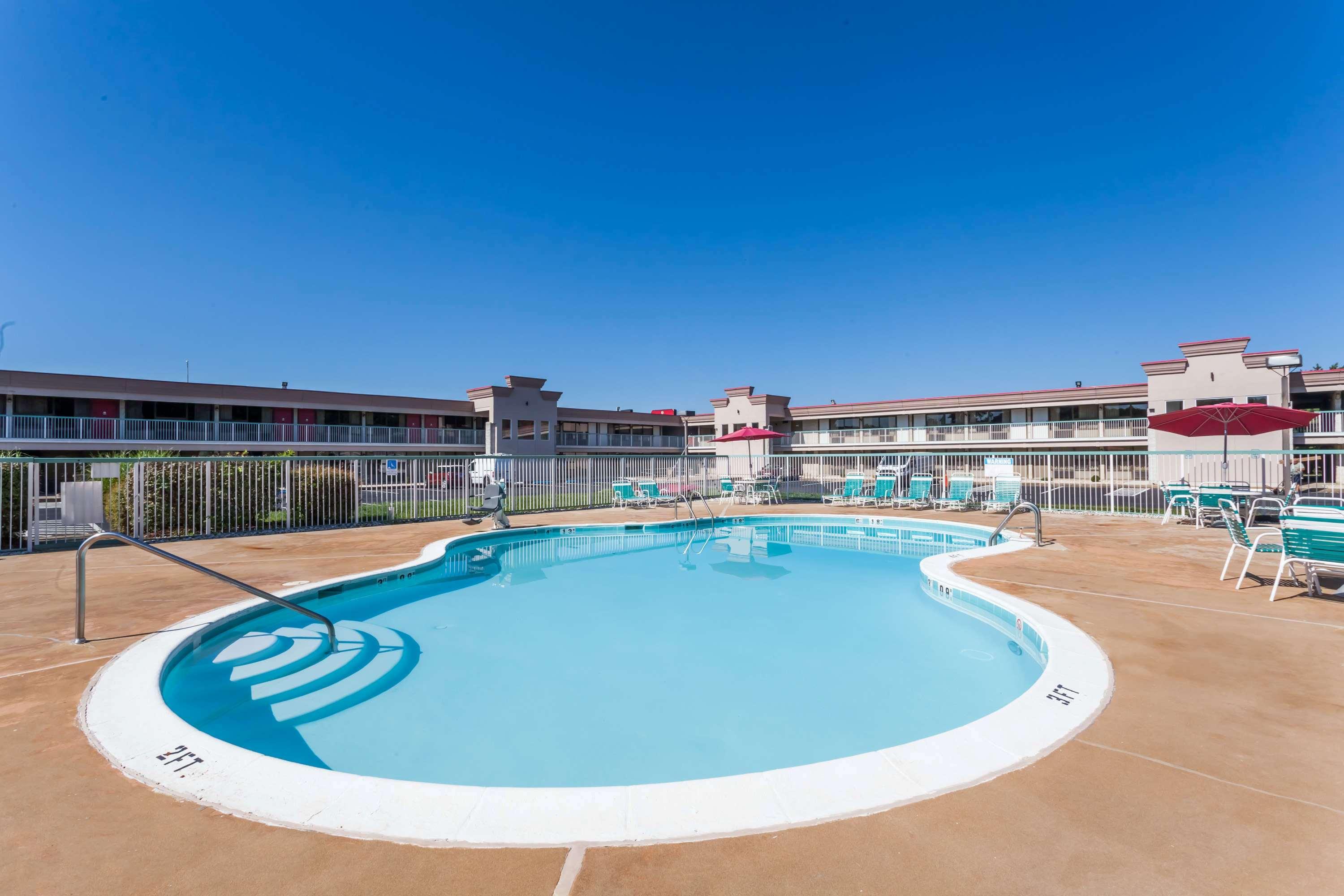 Ramada By Wyndham Edgewood Hotel & Conference Center Buitenkant foto